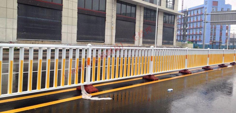 厂家供应锌钢道路护栏市政工程隔离活动围栏面包管护栏